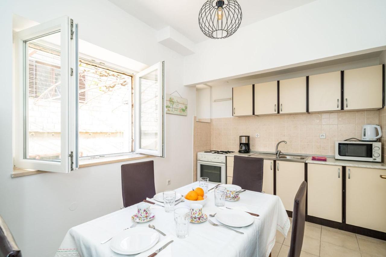 Sisic Apartment *